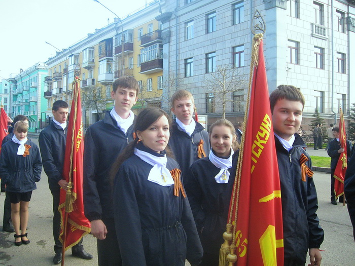 Совет школьного музея- участники парада 2013г. 