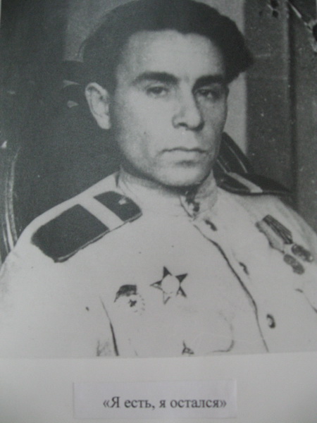 Борис Ряузов. Фото 1946 г. На обратной стороне надпись «Я есть, я остался».
